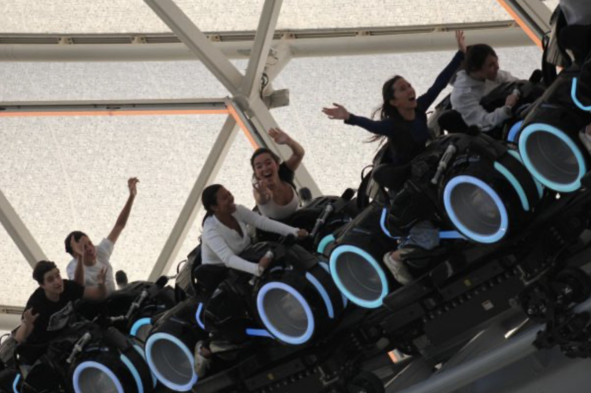 Estudiantes de segundo año disfrutando de la emoción de la carrera Tron Lightcycle Power Run. Esta carrera se lleva a cabo en Tomorrowland y su velocidad máxima es de 60 millas por hora.